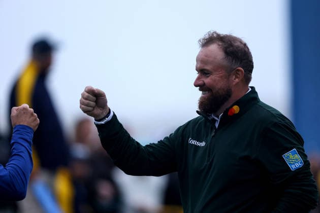 2026 Amgen Irish Open - Third Round, Trump International Golf Links, Doonbeg 12 9 2026 Shane Lowry fist bumps his caddy after finishing his third round on the eighteenth Shane Lowry fist bumps his caddy after finishing his third round on the eighteenth 12 9 2026  Copyright: xx BB3_8478