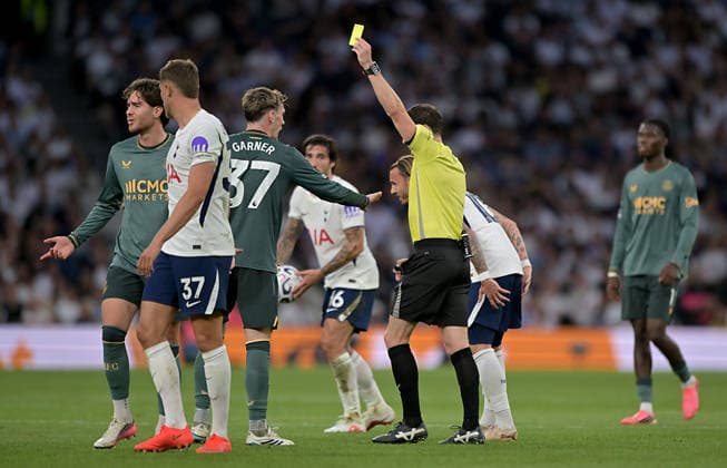 Tottenham Hotspur V Everton. Premier League. Darren England (Referee) shows the yellow card to James Garner (Everton, 37) during the Tottenham Hotspur V Everton Premier League match at the Tottenham Hotspur Stadium, London. This Image is for EDITORIAL USE ONLY. Licence required from the Football DataCo for any other use. Tottenham Tottenham Hotspur Stadium UK Copyright: xMartinxDaltonx Spurs_Everton_120926_MD_38
