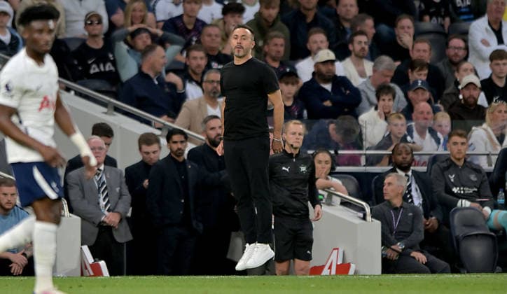 Tottenham Hotspur V Everton. Premier League. Roberto de Zerbi(Spurs, Head Coach) levitates during the Tottenham Hotspur V Everton Premier League match at the Tottenham Hotspur Stadium, London. This Image is for EDITORIAL USE ONLY. Licence required from the Football DataCo for any other use. Tottenham Tottenham Hotspur Stadium UK Copyright: xMartinxDaltonx Spurs_Everton_120926_MD_39