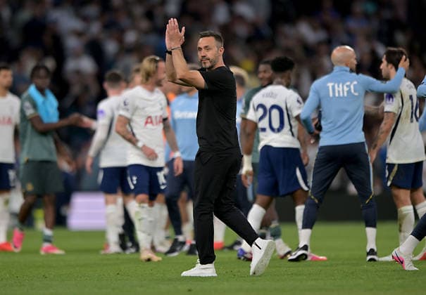 Tottenham Hotspur V Everton. Premier League. Roberto de Zerbi(Spurs, Head Coach) applauds the fans at the end of the game during the Tottenham Hotspur V Everton Premier League match at the Tottenham Hotspur Stadium, London. This Image is for EDITORIAL USE ONLY. Licence required from the Football DataCo for any other use. Tottenham Tottenham Hotspur Stadium UK Copyright: xMartinxDaltonx Spurs_Everton_120926_MD_41
