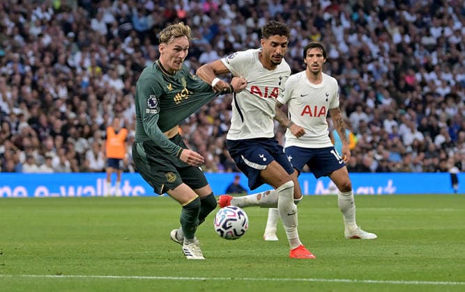 Tottenham Hotspur V Everton. Premier League. James Garner (Everton) and Omar Marmoush (Spurs) during the Tottenham Hotspur V Everton Premier League match at the Tottenham Hotspur Stadium, London. This Image is for EDITORIAL USE ONLY. Licence required from the Football DataCo for any other use. Tottenham Tottenham Hotspur Stadium UK Copyright: xMartinxDaltonx Spurs_Everton_120926_MD_42