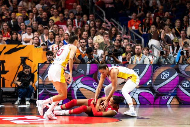 Napheesa Collier (USA), No. 11, in a one-on-one battle for the ball with Raquel Carrera (Spain), No. 14, and Maria Conde (Spain), No. 10; GER; Spain vs. USA; basketball; FIBA Women’s World Cup 2026; Semifinal, September 12, 2026, GER, Spain vs. USA, Basketball, 2026 FIBA Women’s World Cup, Semifinal, September 12, 2026, Berlin Copyright: xEibner-Pressefoto MaxxVincenx EP_MVN
