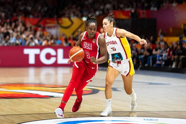 Chelsea Gray (USA), No. 8, dribbling past Maria Conde (Spain), No. 10, GER, Spain vs. USA, Basketball, 2026 FIBA Women s World Cup, Semifinal, September 12, 2026, GER, Spain vs. USA, Basketball, 2026 FIBA Women’s World Cup, Semifinal, September 12, 2026, Berlin Copyright: xEibner-Pressefoto MaxxVincenx EP_MVN