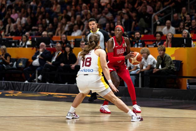 Rhyne Howard (USA), No. 6 with the ball; Alicia Florez (Spain), No. 18; GER; Spain vs. USA; Basketball; FIBA Women s World Cup 2026; Semifinals, September 12, 2026, GER, Spain vs. USA, Basketball, 2026 FIBA Women’s World Cup, Semifinals, September 12, 2026, Berlin Copyright: xEibner-Pressefoto MaxxVincenx EP_MVN