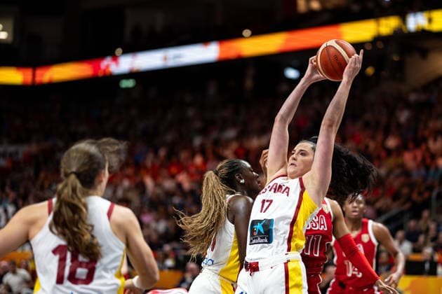 Megan Gustafson of Spain, 17, grabbing a rebound, GER, Spain vs. USA, Basketball, 2026 FIBA Women s World Cup, Semifinals, September 12, 2026, GER, Spain vs. USA, Basketball, 2026 FIBA Women s World Cup, Semifinal, September 12, 2026, Berlin Copyright: xEibner-Pressefoto MaxxVincenx EP_MVN