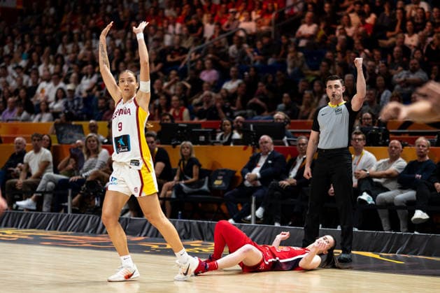 Caitlin Clark (USA), No. 12 on the floor, Helena Pueyo (Spain), No. 09, GER, Spain vs. USA, Basketball, 2026 FIBA Women’s World Cup, Semifinals, September 12, 2026, GER, Spain vs. USA, Basketball, 2026 FIBA Women’s World Cup, Semifinals, September 12, 2026, Berlin Copyright: xEibner-Pressefoto MaxxVincenx EP_MVN