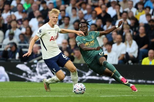 Tyrique George of Everton crosses the ball under pressure from Jan Paul van Hecke of Tottenham Hotspur Tottenham Hotspur v Everton, Premier League, Football, Tottenham Hotspur Stadium, London, UK, 12 09 2026, England - 12 Sep 2026London Tottenham Hotspur Stadium England United Kingdom EDITORIAL USE ONLY No use with unauthorised audio, video, data, fixture lists, club league logos or live services. Online in-match use limited to 120 images, no video emulation. No use in betting, games or single club league player publications.  Copyright: xHanc WiredxPhotos Shutterstockx 17148125bl