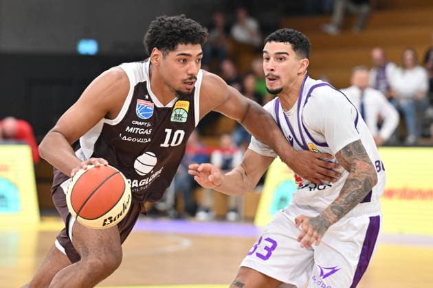 BG Göttingen SYNTAINICS MBC, September 12, 2026, Göttingen Basketball BBL Cup, BG Göttingen SYNTAINICS MBC, Round 1, Sparkassen Arena A SYNTAINICS MBC player (left) dribbles against Tai Bibbs (right), BG Göttingen Photo by Swen Pförtner Göttingen Lower Saxony Germany