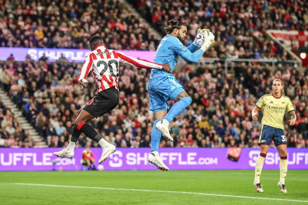 Premier League Sunderland v Arsenal Arsenal goalkeeper David Raya jumps up to win the high ball from Nordi Mukiele of Sunderland during the Premier League match Sunderland vs Arsenal at Stadium Of Light, Sunderland, United Kingdom on 12 September 2026 (Photo by Alfie Cosgrove News Images) Sunderland Stadium Of Light Tyne and Wear United Kingdom Copyright: xAlfiexCosgrove NewsxImagesx