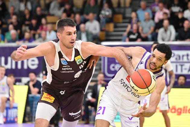 BG Göttingen SYNTAINICS MBC September 12, 2026, Göttingen Basketball BBL Cup, BG Göttingen vs. SYNTAINICS MBC, Round 1, Sparkassen Arena; Zach Jackson (right), BG Göttingen dribbles under pressure from Jure Planinic (left), SYNTAINICS MBC Göttingen, Lower Saxony, Germany