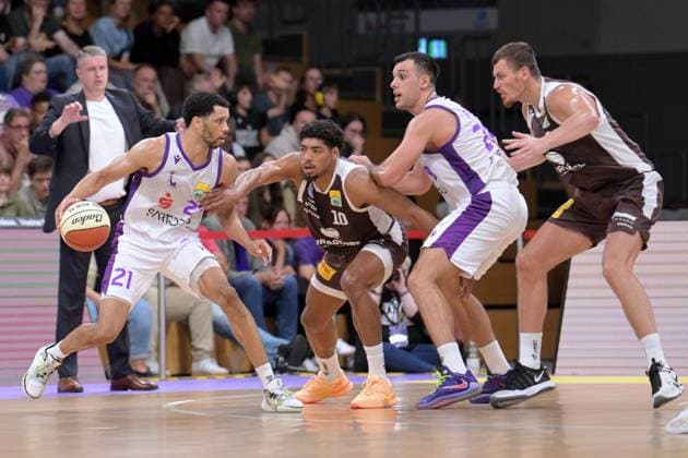 Zach Jackson, BG Göttingen 21, on the ball; Kostja Mushidi, Syntainics MBC 10; Omar Pajic, BG Göttingen 29; Borisa Simanic, Syntainics MBC 22 (L R); Martins Gulbis, BG Göttingen, head coach in the back (L); GER, BG Göttingen vs. Syntainics MBC, Basketball BBL Cup, Round 1, 2026–2027 season, September 12, 2026, GER, BG Göttingen vs. Syntainics MBC, Basketball BBL Cup, Round 1, 2026–2027 season, September 12, 2026, Göttingen Copyright: xEibner-Pressefotox xRolandxSippelx EP_RSL