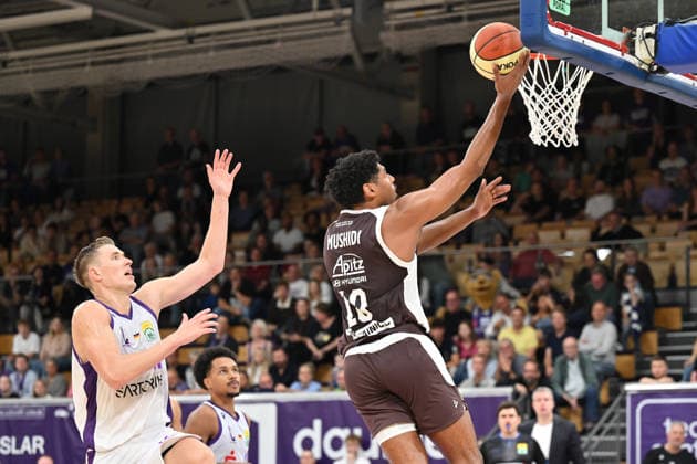 BG Göttingen vs. SYNTAINICS MBC, September 12, 2026, Göttingen Basketball BBL Cup, BG Göttingen vs. SYNTAINICS MBC, Round 1, Sparkassen Arena, Kostja Mushidi of SYNTAINICS MBC passes the ball to Göttingen, Lower Saxony, Germany