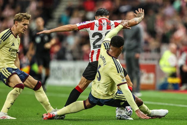 Premier League Sunderland v Arsenal Enzo Le Fee of Sunderland is fouled by Gabriel of Arsenal during the Premier League match Sunderland vs Arsenal at Stadium Of Light, Sunderland, United Kingdom on 12 September 2026 (Photo by Alfie Cosgrove News Images) Sunderland Stadium Of Light Tyne and Wear United Kingdom Copyright: xAlfiexCosgrove NewsxImagesx