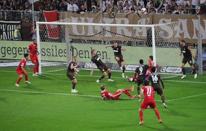 Eric Smith (St.Pauli) rettet auf der Linie Fussball, 2.Liga, Saison 2026-2027, Herren, FC St.Pauli gegen VfL Wolfsburg DFL REGULATIONS PROHIBIT ANY USE OF PHOTOGRAPHS AS IMAGE SEQUENCES AND OR QUASI-VIDEO. *** Eric Smith of St. Pauli Makes a Save on the Line — Soccer, 2nd Division, 2026–2027 Season, Men s, FC St. Pauli vs. VfL Wolfsburg. DFL regulations prohibit any use of photographs as image sequences and or quasi-video.