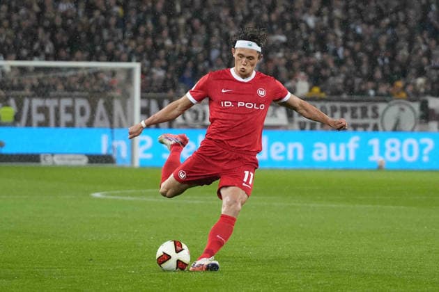Fußball I Herren I Saison 2026-2027 I 2. Bundesliga I 5. Spieltag I FC St. Pauli - VfL Wolfsburg I 12.09.2026 Fabian Reese (11, VfL Wolfsburg) schießt einen Freistoß Hamburg Millerntor-Stadion Hamburg Deutschland *** Soccer I Men s I 2026–2027 Season I 2. Bundesliga I Matchday 5 I FC St. Pauli vs. VfL Wolfsburg I September 12, 2026 Fabian Reese 11, VfL Wolfsburg takes a free kick at Millerntor Stadium, Hamburg, Germany Copyright: xLobeca MaschaxHolmx