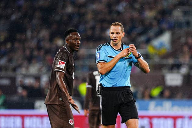Abdoulie Ceesay (FC St. Pauli, 09) mit Schiedsrichter Sören Storks GER, FC St. Pauli vs. VfL Wolfsburg, Fussball, 2. Bundesliga, Spieltag 05, Saison 2026 2027, 12.09.2026 DFL REGULATIONS PROHIBIT ANY USE OF PHOTOGRAPHS AS IMAGE SEQUENCES AND OR QUASI-VIDEO GER, FC St. Pauli vs. VfL Wolfsburg, Fussball, 2. Bundesliga, Spieltag 05, Saison 2026 2027, 12.09.2026 Hamburg *** Abdoulie Ceesay, FC St. Pauli, No. 9, with referee Sören Storks (GER), FC St. Pauli vs. VfL Wolfsburg, soccer, 2. Bundesliga, Matchday 5, 2026–2027 season, September 12, 2026 DFL regulations prohibit any use of photographs as image sequences and or quasi-video (GER), FC St. Pauli vs. VfL Wolfsburg, soccer, 2. Bundesliga, Matchday 5, 2026–2027 season, September 12, 2026, Hamburg Copyright: xEibner-Pressefoto MarcelxvonxFehrnx EP_MFN