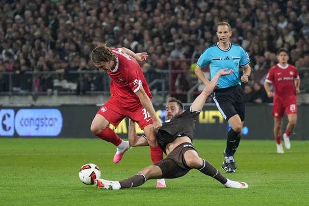 Fußball I Herren I Saison 2026-2027 I 2. Bundesliga I 5. Spieltag I FC St. Pauli - VfL Wolfsburg I 12.09.2026 Mattias Svanberg (32, VfL Wolfsburg) und Lars Ritzka (21, FC St. Pauli) im Zweikampf Hamburg Millerntor-Stadion Hamburg Deutschland *** Soccer I Men s I 2026–2027 Season I 2. Bundesliga I Matchday 5 I FC St. Pauli vs. VfL Wolfsburg I September 12, 2026 Mattias Svanberg 32, VfL Wolfsburg and Lars Ritzka (21), FC St. Pauli in a tackle at Millerntor Stadium, Hamburg, Germany Copyright: xLobeca MaschaxHolmx