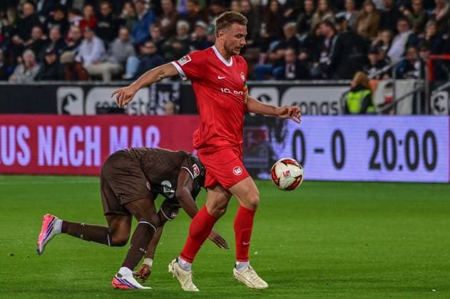 Abdoulie Ceesay ( Pauli ) Hauke Wahl ( Wolfsburg ) Deutschland , Hamburg , Millerntorstadion , Fussball , 2 . Bundesliga , FC St Pauli - VFL Wolfsburg *** Abdoulie Ceesay Pauli Hauke Wahl Wolfsburg, Germany; Hamburg; Millerntor Stadium; soccer; 2. Bundesliga; FC St. Pauli; VFL Wolfsburg
