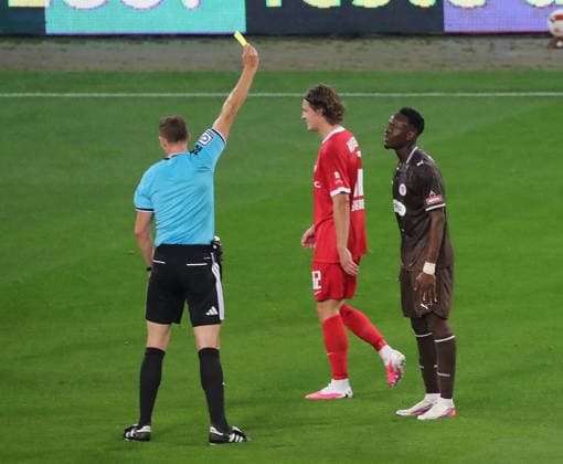 Schiedsrichter Soeren Storks zeigt Abdoulie Ceesay (St.Pauli) die gelbe Karte Fussball, 2.Liga, Saison 2026-2027, Herren, FC St.Pauli gegen VfL Wolfsburg DFL REGULATIONS PROHIBIT ANY USE OF PHOTOGRAPHS AS IMAGE SEQUENCES AND OR QUASI-VIDEO. *** Referee Soeren Storks shows Abdoulie Ceesay of St. Pauli a yellow card. Soccer, 2nd Division, 2026–2027 season, Men s, FC St. Pauli vs. VfL Wolfsburg DFL REGULATIONS PROHIBIT ANY USE OF PHOTOGRAPHS AS IMAGE SEQUENCES AND OR QUASI-VIDEO