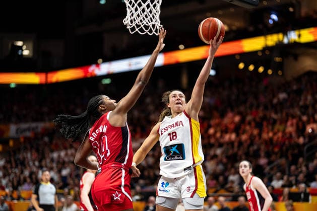 Alicia Florez of Spain, 18, on a layup; Aliyah Boston of the USA, 14; GER; Spain vs. USA; Basketball; FIBA Women’s World Cup 2026; Semifinal, September 12, 2026, GER, Spain vs. USA, Basketball, FIBA Women’s World Cup 2026, Semifinal, September 12, 2026, Berlin Copyright: xEibner-Pressefoto MaxxVincenx EP_MVN