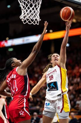 Alicia Florez of Spain, 18, on a layup; Aliyah Boston of the USA, 14; GER; Spain vs. USA; Basketball; FIBA Women’s World Cup 2026; Semifinal, September 12, 2026, GER, Spain vs. USA, Basketball, FIBA Women’s World Cup 2026, Semifinal, September 12, 2026, Berlin Copyright: xEibner-Pressefoto MaxxVincenx EP_MVN
