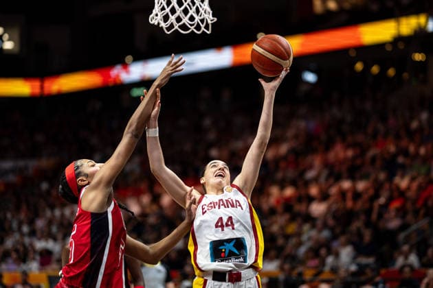 Iyana Martin of Spain, 44, making a layup; Angel Reese of the USA, 15; GER; Spain vs. USA; basketball; 2026 FIBA Women’s World Cup; Semifinals, September 12, 2026, GER, Spain vs. USA, Basketball, 2026 FIBA Women s World Cup, Semifinals, September 12, 2026, Berlin Copyright: xEibner-Pressefoto MaxxVincenx EP_MVN