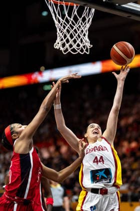 Iyana Martin of Spain, 44, making a layup; Angel Reese of the USA, 15; GER; Spain vs. USA; basketball; 2026 FIBA Women’s World Cup; Semifinals, September 12, 2026, GER, Spain vs. USA, Basketball, 2026 FIBA Women s World Cup, Semifinals, September 12, 2026, Berlin Copyright: xEibner-Pressefoto MaxxVincenx EP_MVN