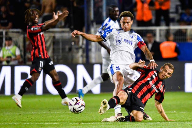 FOOTBALL : AJ Auxerre vs OGC Nice - Ligue 1 - JournÃ e 4 - 12 09 2026 Kevin Danois (AJ Auxerre) Gauthier Hein (OGC Nice) AuxerreFrance  Copyright: xBaptistexAutissierx