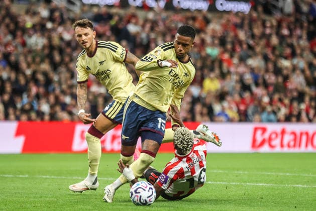 Premier League Sunderland v Arsenal Nilson Angulo of Sunderland is brought down in the penalty area by Ezri Konsa of Arsenal but no penalty is given during the Premier League match Sunderland vs Arsenal at Stadium Of Light, Sunderland, United Kingdom on 12 September 2026 (Photo by Alfie Cosgrove News Images) Sunderland Stadium Of Light Tyne and Wear United Kingdom Copyright: xAlfiexCosgrove NewsxImagesx