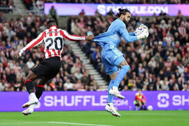 Sunderland v Arsenal Premier League Nordi Mukiele of Sunderland pulls the shirt of David Raya of Arsenal during the Premier League match at the Stadium of Light, Sunderland 12 09 2026 UK Newspapers OUT Copyright: xJamiexJohnstonx FIL-23936-0044