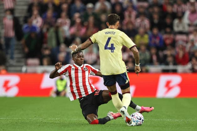 Premier League Sunderland v Arsenal Ben White of Arsenal is tackled by Nilson Angulo of Sunderland during the Premier League match Sunderland vs Arsenal at Stadium Of Light, Sunderland, United Kingdom on 12 September 2026 (Photo by Alfie Cosgrove News Images) Sunderland Stadium Of Light Tyne and Wear United Kingdom Copyright: xAlfiexCosgrove NewsxImagesx