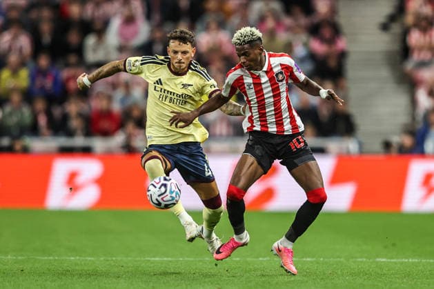 Premier League Sunderland v Arsenal Ben White of Arsenal and Nilson Angulo of Sunderland battle for the ball during the Premier League match Sunderland vs Arsenal at Stadium Of Light, Sunderland, United Kingdom on 12 September 2026 (Photo by Alfie Cosgrove News Images) Sunderland Stadium Of Light Tyne and Wear United Kingdom Copyright: xAlfiexCosgrove NewsxImagesx