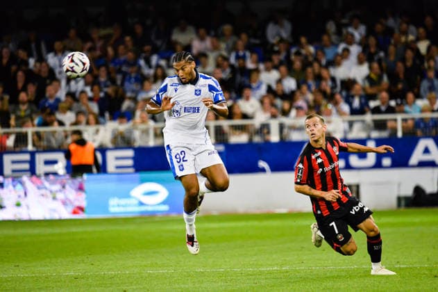 FOOTBALL : AJ Auxerre vs OGC Nice - Ligue 1 - JournÃ e 4 - 12 09 2026 Clement Akpa (AJ Auxerre) Gauthier Hein (OGC Nice) AuxerreFrance  Copyright: xBaptistexAutissierx