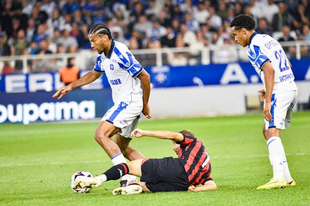 FOOTBALL : AJ Auxerre vs OGC Nice - Ligue 1 - JournÃ e 4 - 12 09 2026 Clement Akpa (AJ Auxerre) Gauthier Hein (OGC Nice) AuxerreFrance  Copyright: xBaptistexAutissierx