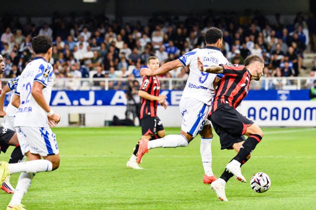 FOOTBALL : AJ Auxerre vs OGC Nice - Ligue 1 - JournÃ e 4 - 12 09 2026 Cameron Archer (AJ Auxerre) Jonathan Clauss (OGC Nice) AuxerreFrance  Copyright: xBaptistexAutissierx