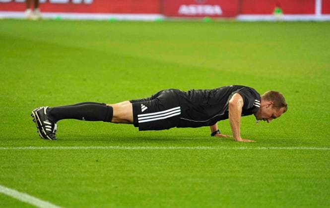 Foto : Schiedsrichter Sören Storks Fussball 2. Bundesliga , 5. Spieltag am Sa. 12.09.2026 FC St. Pauli - VfL Wolfsburg *** Photo: Referee Sören Storks, 2. Bundesliga soccer, Matchday 5 on Sat, Sept. 12, 2026: FC St. Pauli vs. VfL Wolfsburg