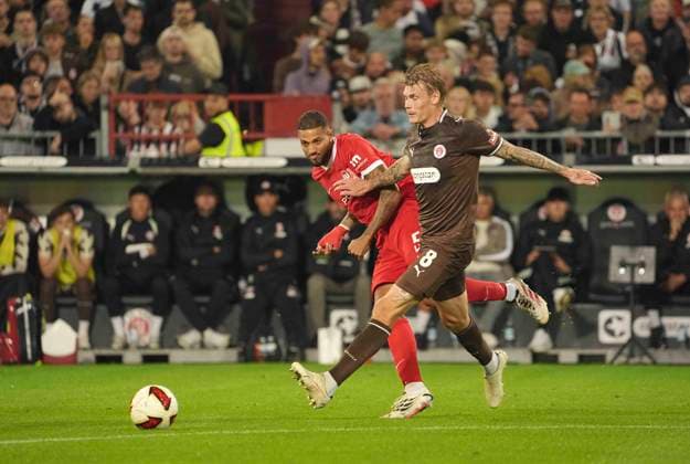 Foto : Vini de SOUZA COSTA (Wolfsburg) gegen Eric SMITH (Pauli , rechts) Fussball 2. Bundesliga , 5. Spieltag am Sa. 12.09.2026 FC St. Pauli - VfL Wolfsburg *** Photo: Vini de SOUZA COSTA (Wolfsburg) vs. Eric SMITH (Pauli), right; Soccer, 2. Bundesliga, Matchday 5 on Sat, Sept. 12, 2026: FC St. Pauli vs. VfL Wolfsburg