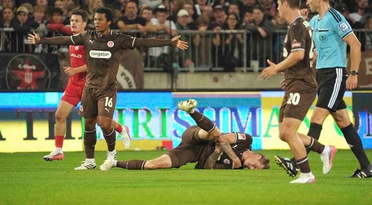Foto : am Boden zerstört ist ..... Eric SMITH (Pauli) , links meckert Joel Chima FUJITA (Pauli) Fussball 2. Bundesliga , 5. Spieltag am Sa. 12.09.2026 FC St. Pauli - VfL Wolfsburg *** In the photo, Eric Smith Pauli is devastated; on the left, Joel Chima Fujita is grumbling. St. Pauli Soccer, 2. Bundesliga, Matchday 5 on Sat, Sept. 12, 2026: FC St. Pauli vs. VfL Wolfsburg