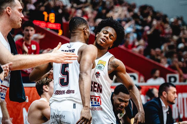September 12, 2026, xhfmx, BBL Basketball Cup, Giessen 46ers vs. Chemnitz 99ers: Christopher Carter (Giessen 46ers) and Nigel Scantlebury (Giessen 46ers) high-five on the bench in Giessen