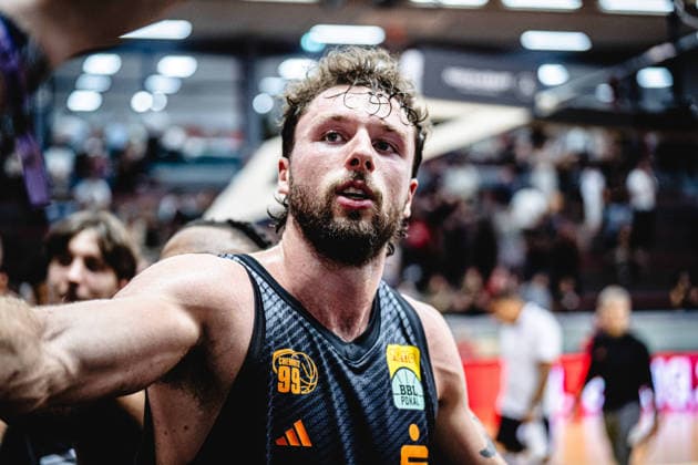 September 12, 2026, xhfmx, BBL Basketball Cup, Giessen 46ers vs. Chemnitz 99ers; Chemnitz players high-five fans in Giessen