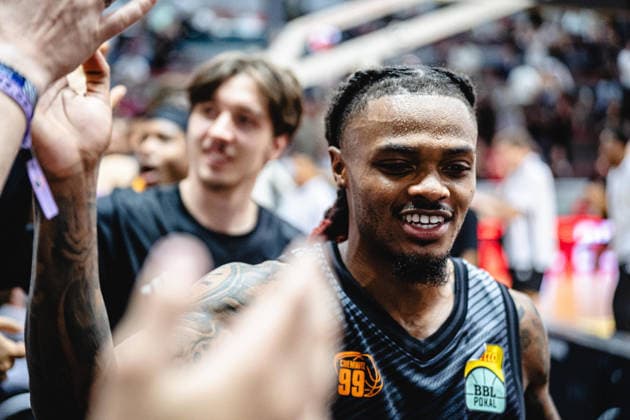 September 12, 2026, xhfmx, BBL Basketball Cup, Giessen 46ers vs. Chemnitz 99ers; Chemnitz 99ers players high-five the fans; Cobe Williams, Chemnitz 99ers, 24, Giessen