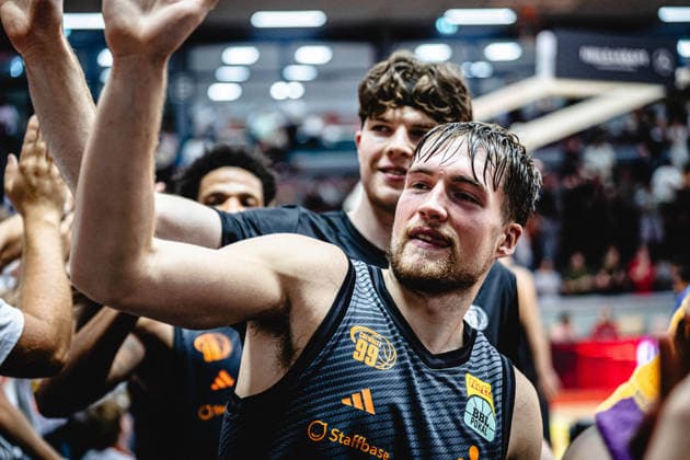 September 12, 2026, xhfmx, BBL Basketball Cup, Giessen 46ers vs. Chemnitz 99ers; Chemnitz 99ers players high-fiving the fans; Elias Rödl, Chemnitz 99ers, 11 Giessen