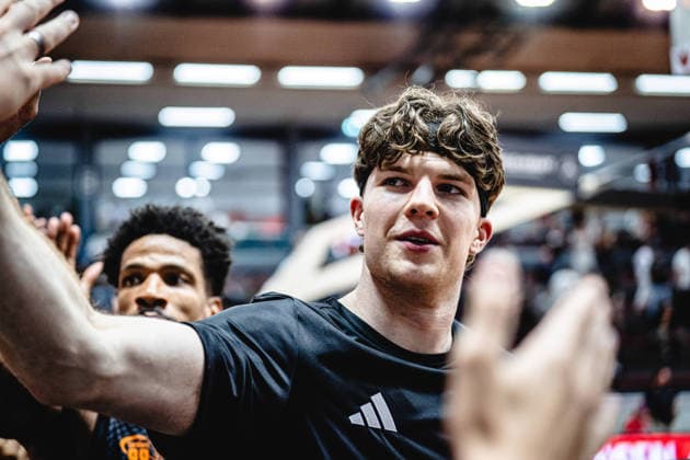 September 12, 2026, xhfmx, BBL Basketball Cup, Giessen 46ers vs. Chemnitz 99ers—Chemnitz players high-fiving fans from Giessen