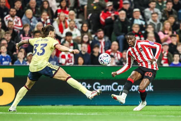 Premier League Sunderland v Arsenal Nordi Mukiele of Sunderland plays the ball into the box during the Premier League match Sunderland vs Arsenal at Stadium Of Light, Sunderland, United Kingdom on 12 September 2026 (Photo by Alfie Cosgrove News Images) Sunderland Stadium Of Light Tyne and Wear United Kingdom Copyright: xAlfiexCosgrove NewsxImagesx