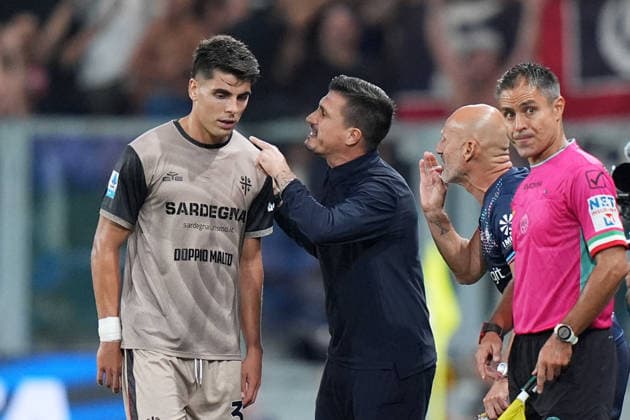 Cagliari s Riyad Idrissi , Cagliari s head coach Fabio Pisacane during the Serie A soccer match between Atalanta and Cagliari at New Balance Arena in Bergamo , Italy - September 12, 2026. - Soccer  Copyright: xSpada LaPressex