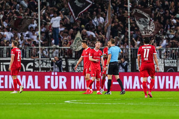 Spieler VfL Wolfsburg diskutueren nach Tor zum 1:0 Joel Chima Fujita (FC St. Pauli, 16) mit Schiedsrichter Sören Storks GER, FC St. Pauli vs. VfL Wolfsburg, Fussball, 2. Bundesliga, Spieltag 05, Saison 2026 2027, 12.09.2026 DFL REGULATIONS PROHIBIT ANY USE OF PHOTOGRAPHS AS IMAGE SEQUENCES AND OR QUASI-VIDEO GER, FC St. Pauli vs. VfL Wolfsburg, Fussball, 2. Bundesliga, Spieltag 05, Saison 2026 2027, 12.09.2026 Hamburg *** VfL Wolfsburg players celebrate after Joel Chima Fujita scores the 1-0 goal against FC St. Pauli, 16, with referee Sören Storks (GER), FC St. Pauli vs. VfL Wolfsburg, Soccer, 2. Bundesliga, Matchday 5, 2026–2027 Season, September 12, 2026 DFL regulations prohibit any use of photographs as image sequences and or quasi-video (GER), FC St. Pauli vs. VfL Wolfsburg, soccer, 2. Bundesliga, Matchday 5, 2026–2027 season, September 12, 2026, Hamburg Copyright: xEibner-Pressefoto MarcelxvonxFehrnx EP_MFN