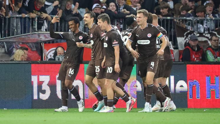 St. Pauli vs. VfL, 2. BL Hamburg, 12.09.2026, Fußball, Herren, Saison 2026 2027, 2. BL, FC St. Pauli vs. VfL Wolfsburg: Joel Chima Fujita (St. Pauli) jubelt mit Mannschaftskollegen nach seinem Tor zum 1:0 (DFL DFB REGULATIONS PROHIBIT ANY USE OF PHOTOGRAPHS as IMAGE SEQUENCES and or QUASI-VIDEO) Deutschland *** St. Pauli vs. VfL, 2. Bundesliga Hamburg, September 12, 2026, Soccer, Men s, 2026–2027 Season, 2. Bundesliga, FC St. Pauli vs. VfL Wolfsburg: Joel Chima Fujita celebrates with his teammates after scoring the 1–0 goal. DFL and DFB regulations prohibit any use of photographs as image sequences and or quasi-video. Germany
