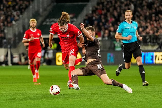 Deutschland: Fußball 2. Bundesliga 2026 27, 5. Spieltag FC St. Pauli vs VfL Wolfsburg Millerntor-Stadion (Hamburg St. Pauli): Lars Ritzka (FC St. Pauli, 21) Grätsche gegen Pavao Pervan (VfL Wolfsburg, 12), Soeren Storks (Schiedsrichter, Ramsdorf) *** Germany Soccer 2. Bundesliga 2026–27, Matchday 5: FC St. Pauli vs. VfL Wolfsburg at Millerntor Stadium, Hamburg, St. Pauli; Lars Ritzka (FC St. Pauli), 21; sliding tackle against Pavao Pervan (VfL Wolfsburg), 12; Sören Storks (referee), Ramsdorf Copyright: xStefanxTrochax