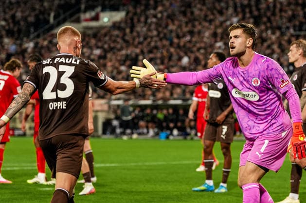 Deutschland: Fußball 2. Bundesliga 2026 27, 5. Spieltag FC St. Pauli vs VfL Wolfsburg Millerntor-Stadion (Hamburg St. Pauli): Louis Oppie (FC St. Pauli, 23) mit Ben Voll (FC St. Pauli, 1) klatschen sich ab *** Germany Soccer 2. Bundesliga 2026–27, Matchday 5: FC St. Pauli vs. VfL Wolfsburg at Millerntor Stadium, Hamburg; St. Pauli s Louis Oppie, No. 23, and Ben Voll, No. 1, high-five each other Copyright: xStefanxTrochax