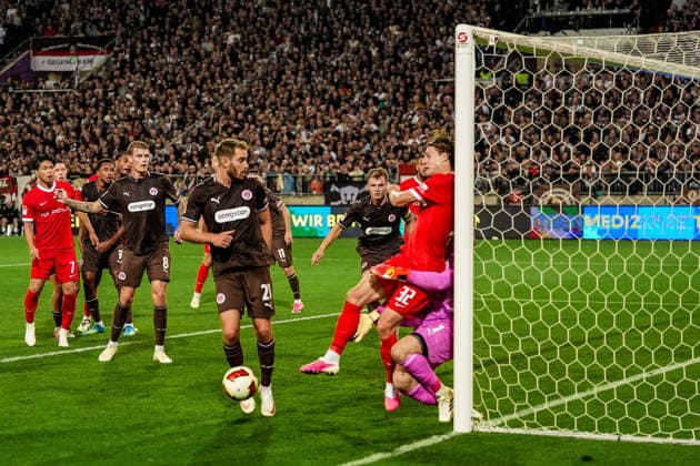 Deutschland: Fußball 2. Bundesliga 2026 27, 5. Spieltag FC St. Pauli vs VfL Wolfsburg Millerntor-Stadion (Hamburg St. Pauli): Ben Voll (FC St. Pauli, 1),Mattias Svanberg (VfL Wolfsburg, 32), Lars Ritzka (FC St. Pauli, 21) Torszene, Eric Smith (FC St. Pauli, 8), Kento Shiogai (VfL Wolfsburg, 7) *** Germany Soccer 2. Bundesliga 2026–27, Matchday 5: FC St. Pauli vs. VfL Wolfsburg at Millerntor Stadium, Hamburg, St. Pauli. Ben Voll (FC St. Pauli), 1; Mattias Svanberg (VfL Wolfsburg), 32; Lars Ritzka, FC St. Pauli, 21; goal scene: Eric Smith, FC St. Pauli, 8; Kento Shiogai, VfL Wolfsburg, 7 Copyright: xStefanxTrochax